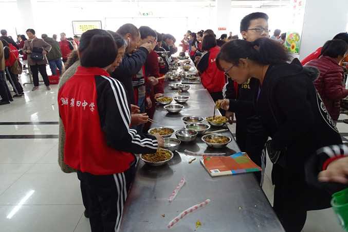 家长同孩子一起就餐_副本